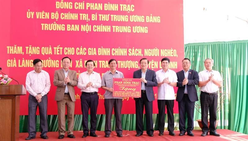 Đồng chí Phan Đình Trạc - Trưởng Ban Nội chính Trung ương tặng 1.000 phần quà (trị giá 1 tỷ đồng) cho hộ gia đình nghèo và 5.000 ly sữa cho trẻ em trên địa bàn tỉnh Lâm Đồng