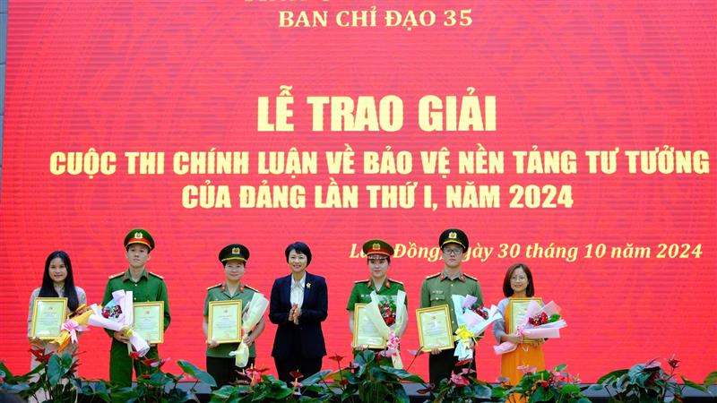 Đồng chí Phạm Thị Phúc - Phó Bí thư Thường trực Tỉnh ủy, Chủ tịch HĐND tỉnh trao giấy chứng nhận cho các tác giả, nhóm tác giả đoạt giải A Cuộc thi chính luận về Bảo vệ nền tảng tư tưởng của Đảng tỉnh Lâm Đồng lần thứ I