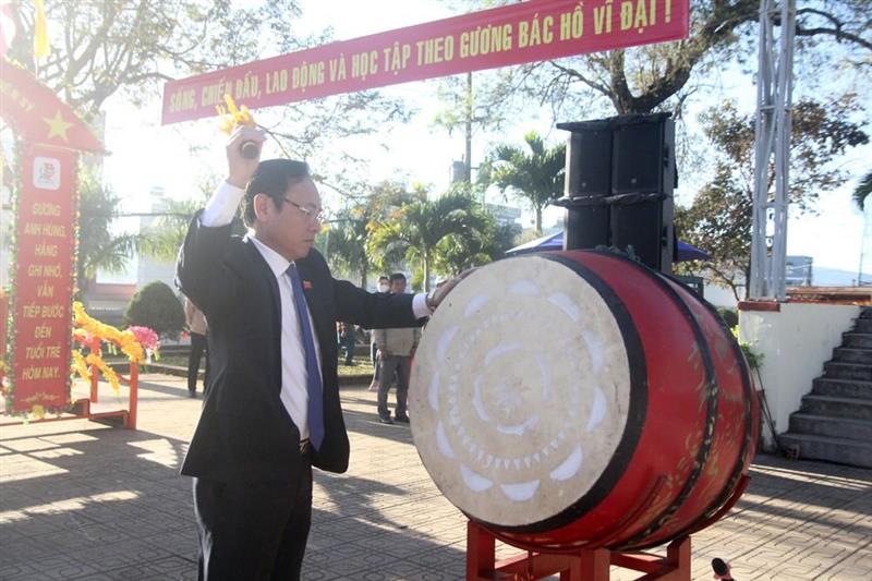 Đồng chí Nguyễn Văn Yên - Ủy viên Ban Thường vụ, Trưởng Ban Nội chính Tỉnh ủy nổi hồi trống mở hội giao quân