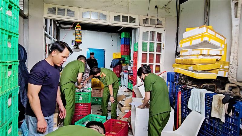 Lực lượng công an tập trung đấu tranh quyết liệt với hàng nhập lậu, hàng giả và thực phẩm bẩn, không rõ nguồn gốc, xuất xứ