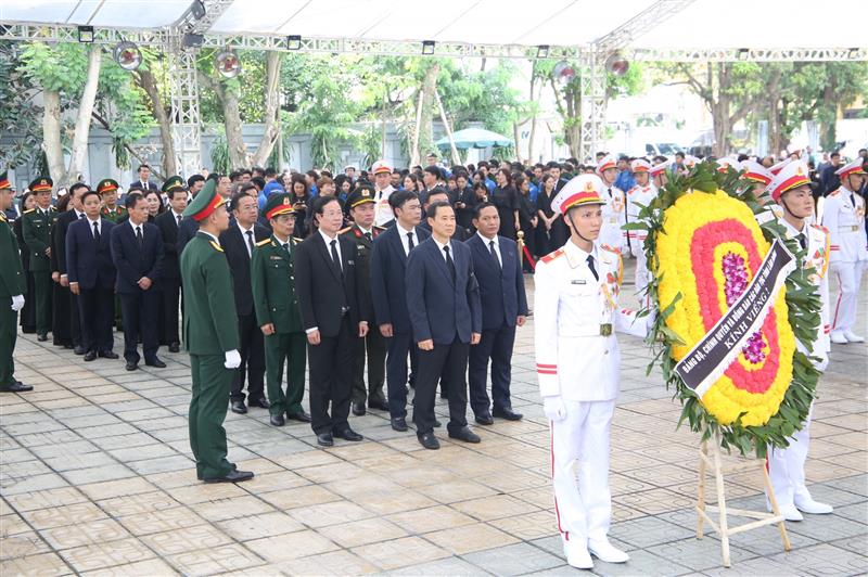 Đoàn đại biểu tỉnh Lâm Đồng do đồng chí Nguyễn Thái Học - Quyền Bí thư Tỉnh ủy làm trưởng đoàn chuẩn bị vào viếng Tổng Bí thư Nguyễn Phú Trọng