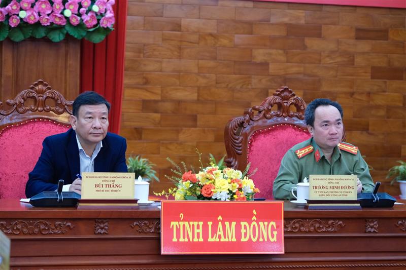 đồng chí Bùi Thắng - Phó Bí thư Tỉnh ủy; Đại tá Trương Minh Đương - Ủy viên Ban Thường vụ Tỉnh ủy, Giám đốc Công an tỉnh chủ trì Hội nghị tại điểm cầu Lâm Đồng