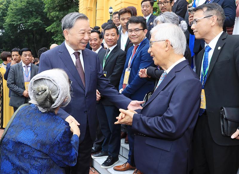 Tổng Bí thư, Chủ tịch nước Tô Lâm với các kiều bào tiêu biểu về dự Hội nghị người Việt Nam ở nước ngoài toàn thế giới lần thứ tư và Diễn đàn Tri thức và Chuyên gia Việt Nam ở nước ngoài, ngày 23-8-2024