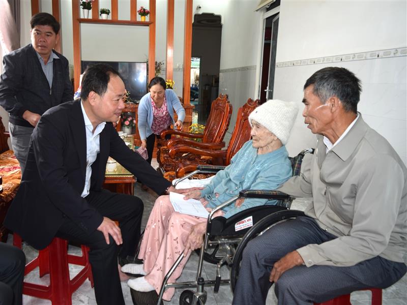 Đồng chí Trần Hồng Thái - Phó Bí thư Tỉnh ủy, Chủ tịch UBND tỉnh Lâm Đồng thăm Mẹ Việt Nam Anh hùng Thái Thị Tương sinh sống trên địa bàn huyện Đức Trọng
