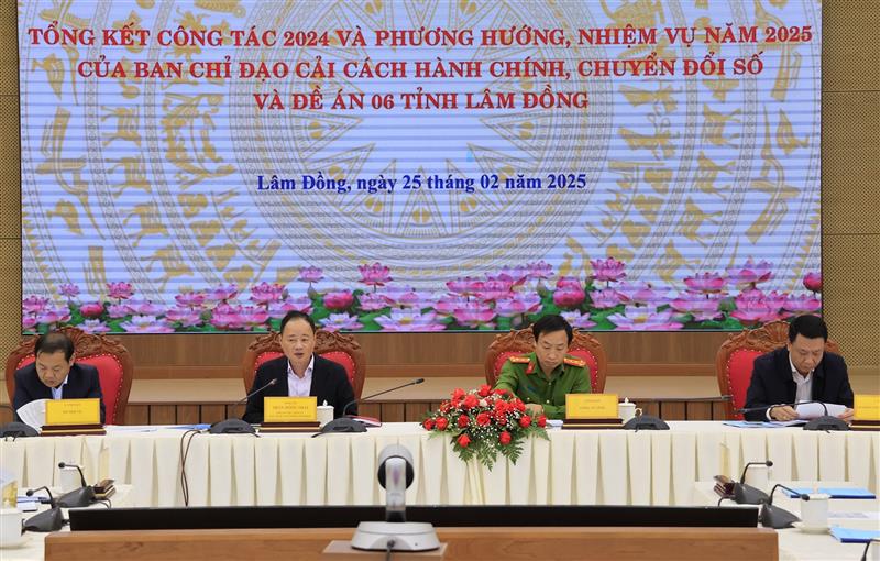Các đồng chí lãnh đạo chủ trì Hội nghị