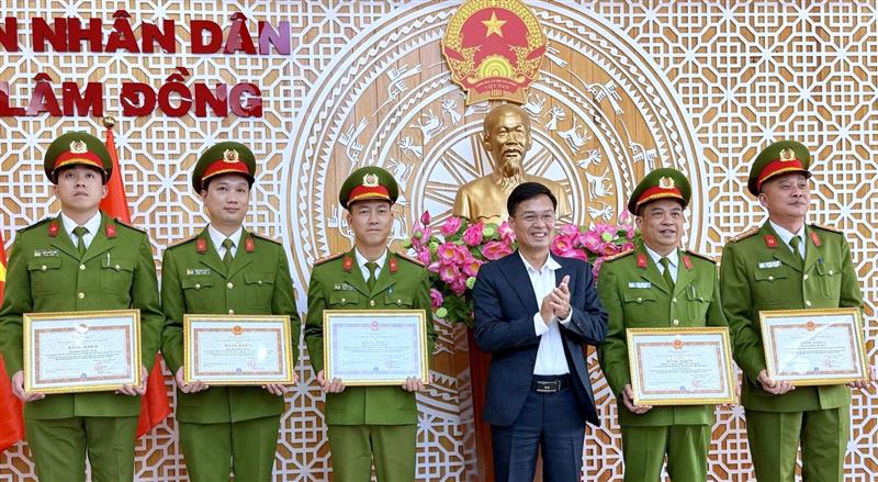Ông Đinh Văn Tuấn - Phó Chủ tịch UBND tỉnh Lâm Đồng trao Bằng khen của BHXH Việt Nam cho các tập thể, cá nhân đã có thành tích xuất sắc đột xuất phòng, chống tội phạm và hành vi vi phạm pháp luật trong lĩnh vực BHYT