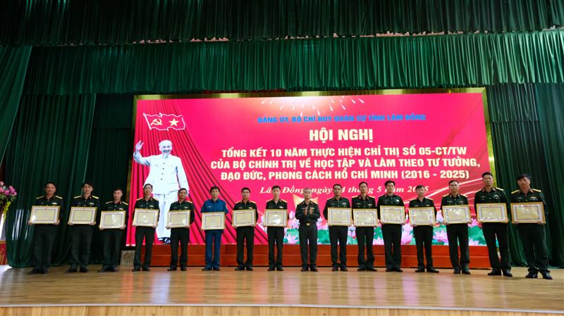Khen thưởng các tập thể, cá nhân có nhiều thành tích xuất sắc trong thực hiện Chỉ thị số 05
