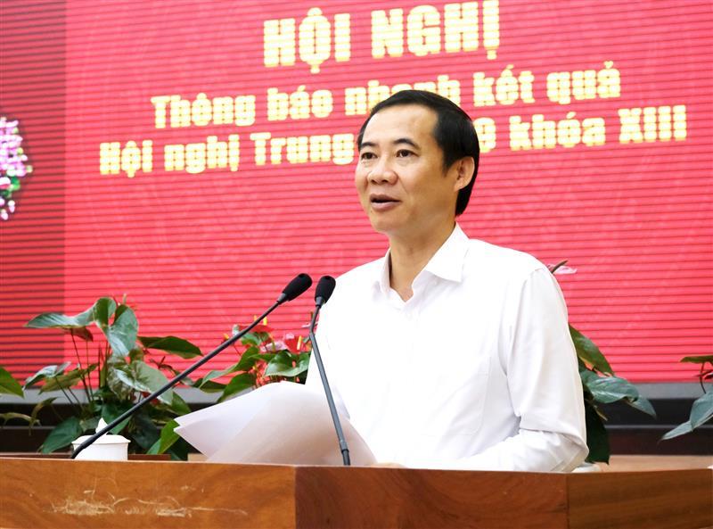 Đồng chí Nguyễn Thái Học - Quyền Bí thư Tỉnh ủy thông báo nhanh đến các đại biểu kết quả Hội nghị lần thứ 9, Ban Chấp hành Trung ương Đảng khoá XIII. Ảnh LĐ online