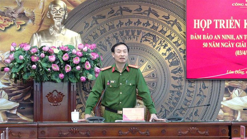 Đại tá Bùi Đức Thịnh - Phó Giám đốc Công an tỉnh phát biểu tại cuộc họp