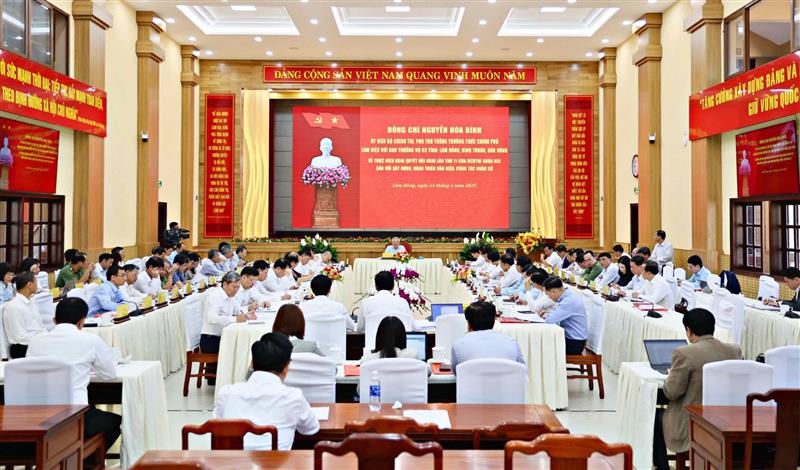 Đồng chí Nguyễn Hoà Bình - Ủy viên Bộ Chính trị, Phó Thủ tướng Thường trực Chính phủ làm việc với Ban Thường vụ Tỉnh ủy 3 tỉnh Lâm Đồng, Bình Thuận, Đắk Nông ngày 21/5