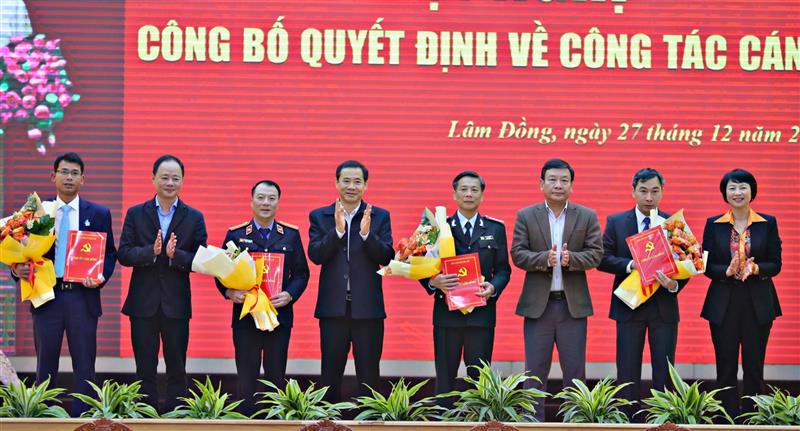 Lãnh đạo Tỉnh uỷ, HĐND, UBND tỉnh Lâm Đồng tặng hoa chúc mừng 4 đồng chí được Ban Bí thư Trung ương Đảng chỉ định tham gia Ban Chấp hành Đảng bộ tỉnh Lâm Đồng