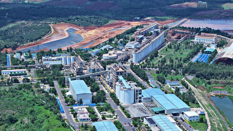 Sau sáp nhập, tỉnh Lâm Đồng mới có nhiều lợi thế với trữ lượng khoáng sản bô xít, titan lớn nhất cả nước. Trong ảnh: Nhà máy Alumin Nhân Cơ, tỉnh Đắk Nông hiện nay
