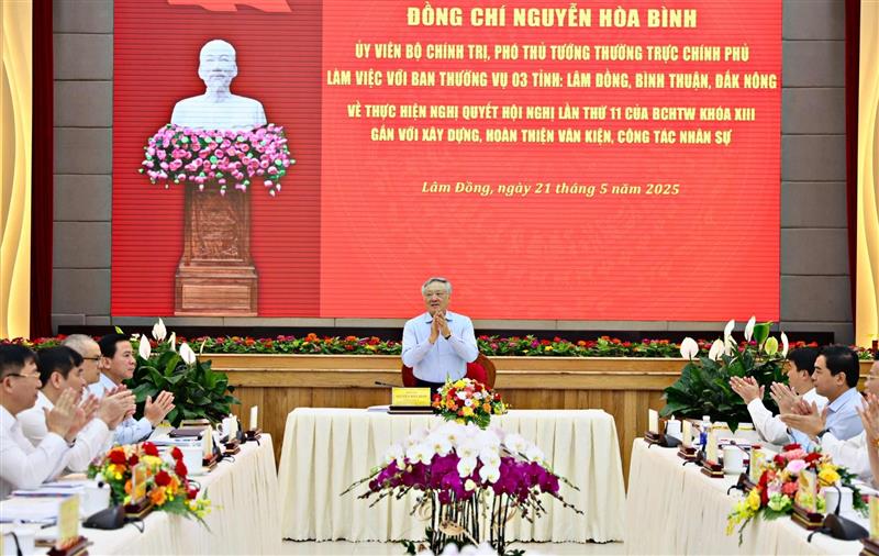 Đồng chí Nguyễn Hoà Bình - Ủy viên Bộ chính trị, Phó Thủ tướng Thường trực Chính phủ làm việc với Ban Thường vụ Tỉnh ủy 3 tỉnh Lâm Đồng, Bình Thuận, Đắk Nông ngày 21/5. Ảnh: baolamdong.vn