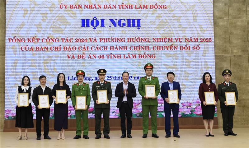 Chủ tịch UBND tỉnh Lâm Đồng Trần Hồng Thái trao trao giải thưởng cho 9 tập thể đạt giải trong Cuộc thi viết Tìm hiểu Luật Căn cước, định danh và xác thực điện tử của Việt Nam trên địa bàn tỉnh