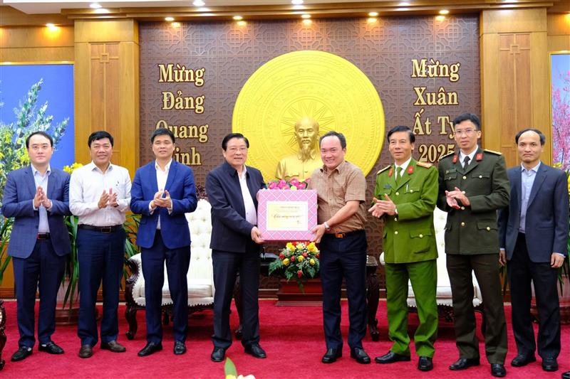 Đồng chí Phan Đình Trạc chúc Tết Công an tỉnh