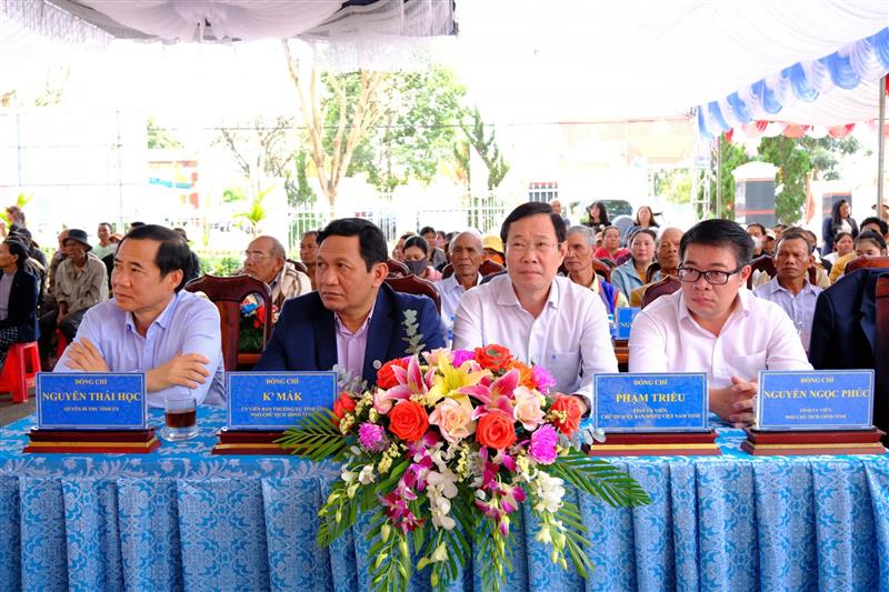 Các đồng chí lãnh đạo tỉnh Lâm Đồng tham gia đoàn