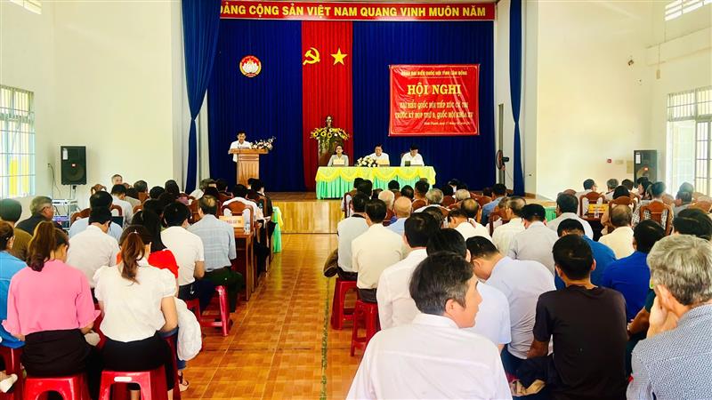 Quang cảnh buổi tiếp xúc cử tri