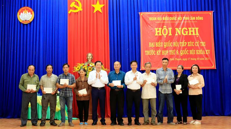Đoàn ĐBQH tỉnh Lâm Đồng trao quà cho các gia đình chính sách tại xã Bình Thạnh, huyện Đức Trọng