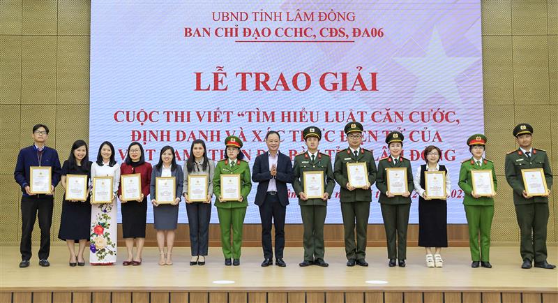 Chủ tịch UBND tỉnh Lâm Đồng Trần Hồng Thái trao giải thưởng cho 13 cá nhân đạt giải trong Cuộc thi viết Tìm hiểu Luật Căn cước, định danh và xác thực điện tử của Việt Nam trên địa bàn tỉnh