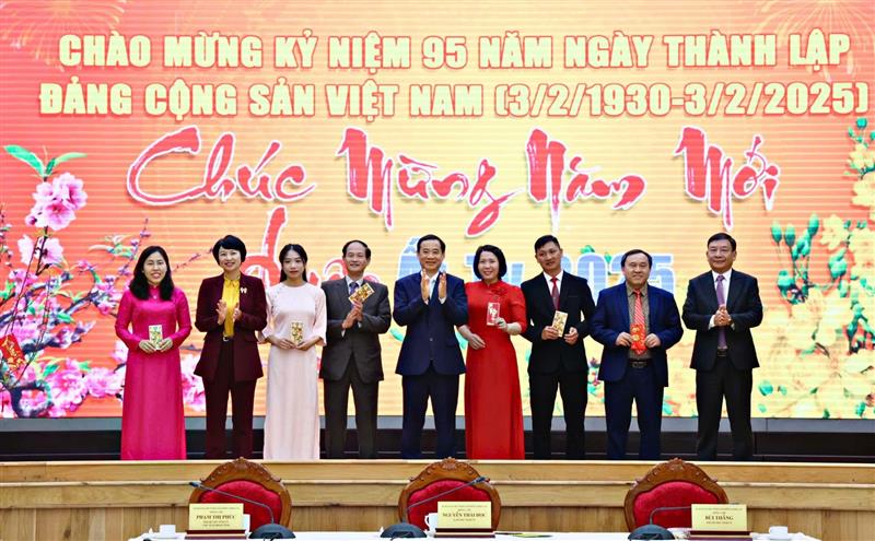 Thường trực Tỉnh uỷ tặng quà đảng viên lớn tuổi nhất, đảng viên trẻ tuổi nhất và một số đảng viên khác tại lễ kỷ niệm