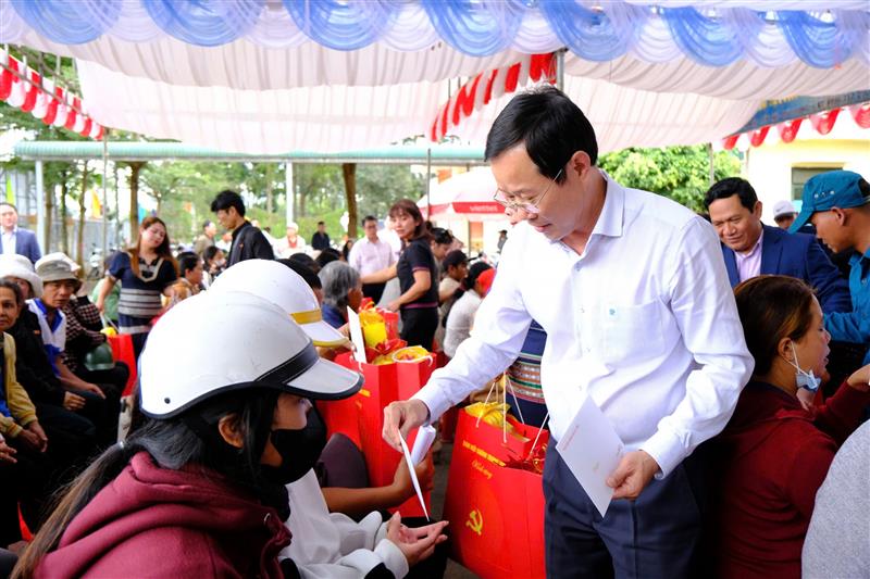 Đồng chí Phạm Triều - Chủ tịch Ủy ban MTTQ Việt Nam tỉnh trao quà Tết cho bà con