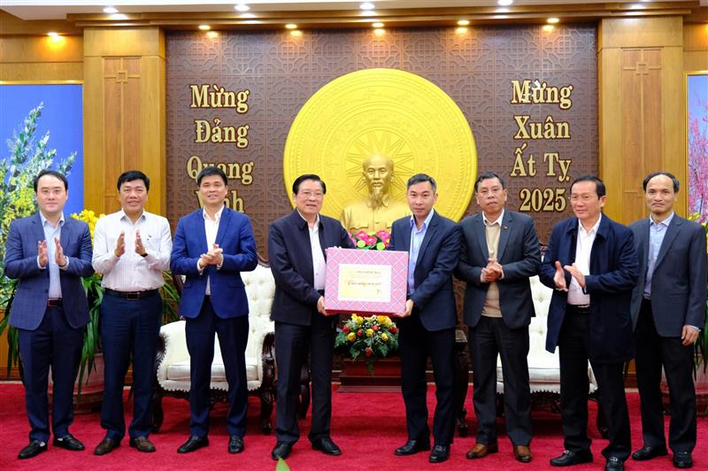 Đồng chí Phan Đình Trạc chúc Tết Ban Nội chính Tỉnh ủy