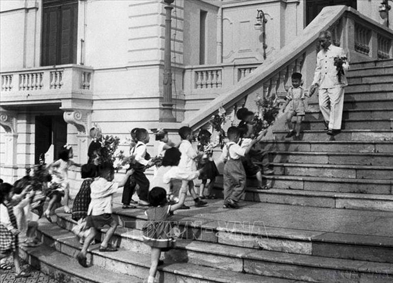 Các cháu thiếu nhi Thủ đô đến chúc thọ Bác Hồ tại Phủ Chủ tịch, ngày 19/5/1958