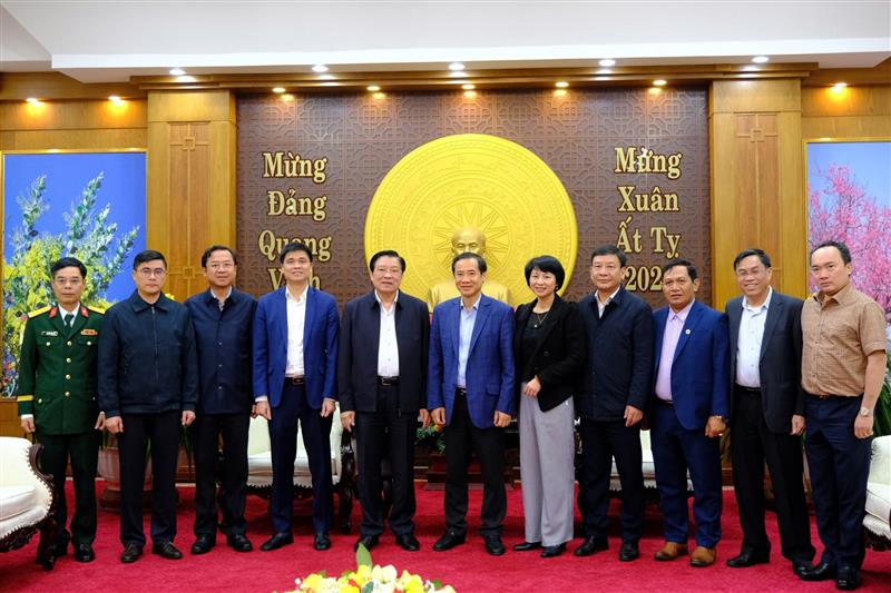 Đồng chí Phan Đình Trạc chụp hình lưu niệm cùng các đồng chí Uỷ viên Ban Thường vụ Tỉnh uỷ