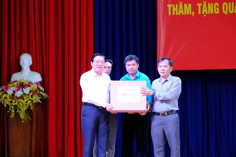 Đồng chí Phan Đình Trạc - Ủy viên Bộ Chính trị, Bí thư Trung ương Đảng, Trưởng Ban Nội chính Trung ương tặng quà Tết Ban quản lý Khu công nghiệp Phú Hội