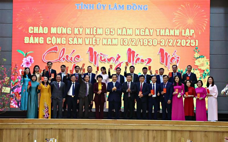Thường trực Tỉnh uỷ chụp hình lưu niệm với cán bộ, công chức, viên chức Ban Tổ chức Tỉnh uỷ