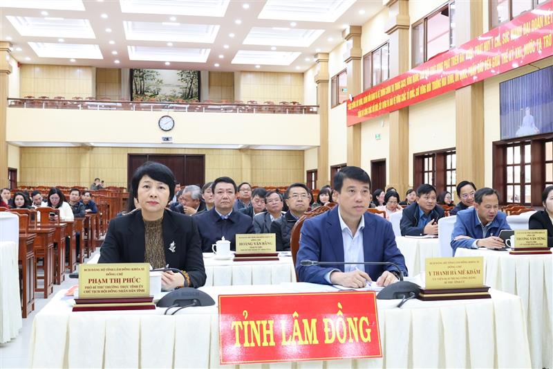 Bí thư Tỉnh ủy Lâm Đồng Y Thanh Hà Niê Kđăm và Phó Bí thư Thường trực Tỉnh ủy, Chủ tịch HĐND tỉnh Phạm Thị Phúc dự hội nghị tại điểm cầu Tỉnh ủy Lâm Đồng - Ảnh: Baolamdong.vn