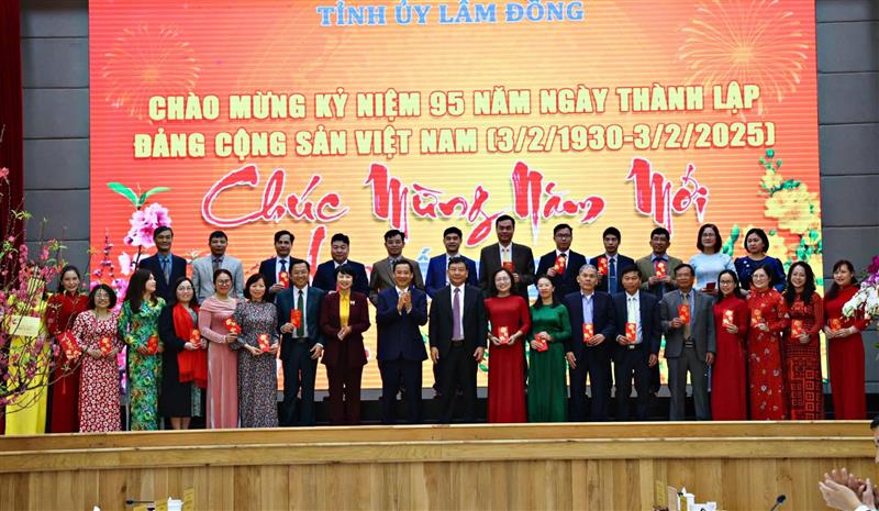 Thường trực Tỉnh uỷ chụp hình lưu niệm với cán bộ, công chức, viên chức Ban Tuyên giáo và Dân vận Tỉnh uỷ