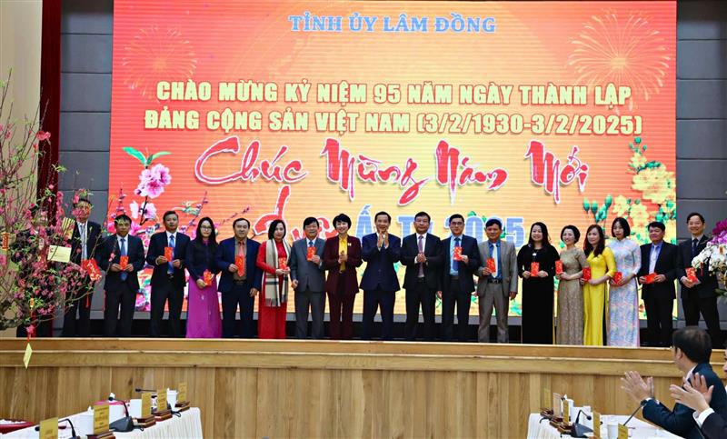 Thường trực Tỉnh uỷ chụp hình lưu niệm với cán bộ, công chức, viên chức Uỷ ban Kiểm tra Tỉnh uỷ