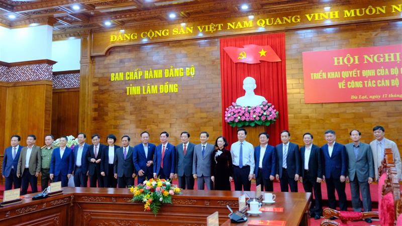 Các đại biểu tham dự hội nghị chụp hình lưu niệm.