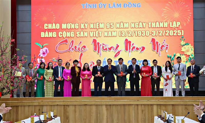 Thường trực Tỉnh uỷ chụp hình lưu niệm với cán bộ, công chức, viên chức Đảng uỷ Khối Các cơ quan tỉnh