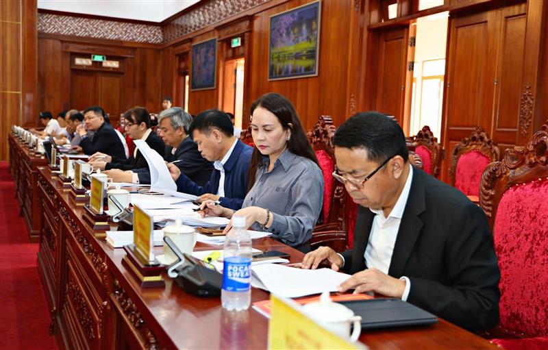 Thành viên Tổ Biên tập tiếp thu các ý kiến tại hội nghị
