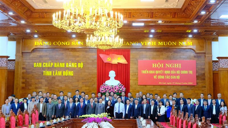 Các đại biểu tham dự hội nghị chụp hình lưu niệm.