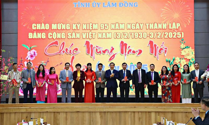 Thường trực Tỉnh uỷ chụp hình lưu niệm với cán bộ, công chức, viên chức Ban Nội chính Tỉnh uỷ