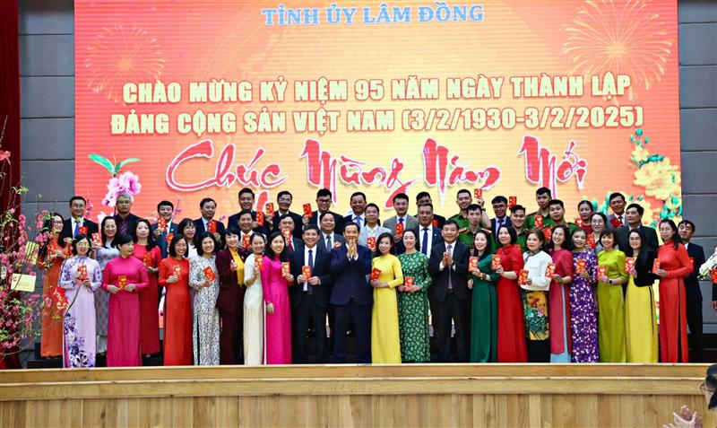 Thường trực Tỉnh uỷ chụp hình lưu niệm với cán bộ, công chức, viên chức Văn phòng Tỉnh uỷ