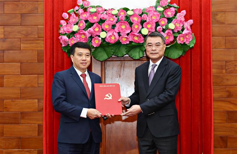 đồng chí Lê Minh Hưng - Ủy viên Bộ Chính trị, Bí thư Trung ương Đảng, Trưởng Ban Tổ chức Trung ương trao Quyết định của Bộ Chính trị cho Tân Bí thư Tỉnh ủy Lâm Đồng