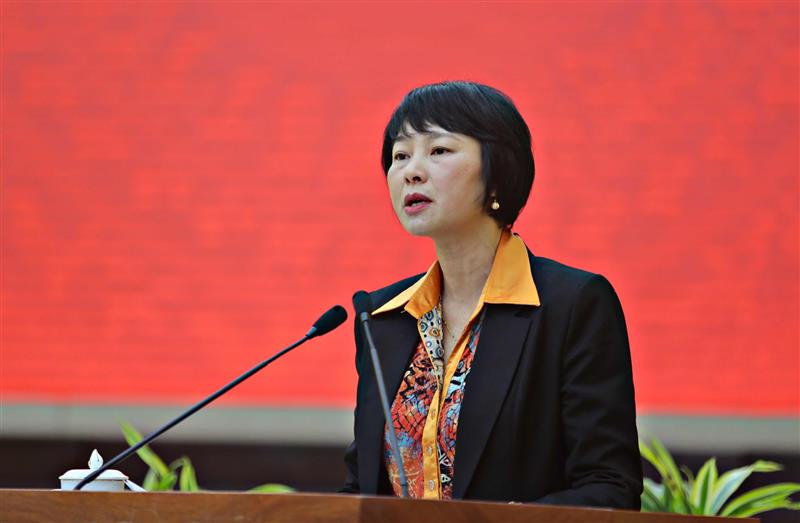 Đồng chí Phạm Thị Phúc - Phó Bí thư Tỉnh uỷ, Chủ tịch HĐND tỉnh báo cáo tóm tắt kết quả thực hiện Nghị quyết 18-NQ/TW trên địa bàn tỉnh Lâm Đồng
