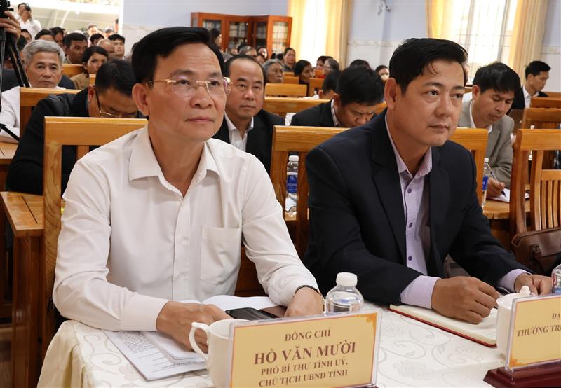 Đồng chí Hồ Văn Mười - Phó Bí thư Tỉnh ủy, Chủ tịch UBND tỉnh và đồng chí Tiêu Hồng Phúc - Ủy viên Ban Thường vụ Tỉnh ủy, Phó Chủ tịch HĐND tỉnh tham dự buổi tiếp xúc cử tri