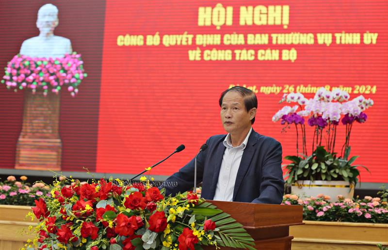 Đồng chí Nguyễn Trọng Ánh Đông - Trưởng Ban Tổ chức Tỉnh ủy công bố các quyết định của Ban Thường vụ Tỉnh ủy