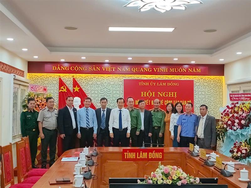 Quyền Bí thư Tỉnh ủy chụp hình lưu niệm cùng các đồng chí lãnh đạo các cơ quan khối nội chính