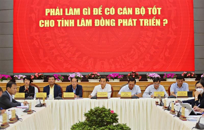 Đồng chí Nguyễn Thái Học - Quyền Bí thư Tỉnh ủy và các đồng chí ủy viên Ban Thường vụ Tỉnh ủy tại buổi gặp mặt với các đồng chí cấp Phó các ban của Tỉnh ủy, các sở, ban, ngành, Mặt trận Tổ quốc, các tổ chức chính trị - xã hội tỉnh và tương đương; Trưởng phòng và tương đương của các cơ quan cấp tỉnh