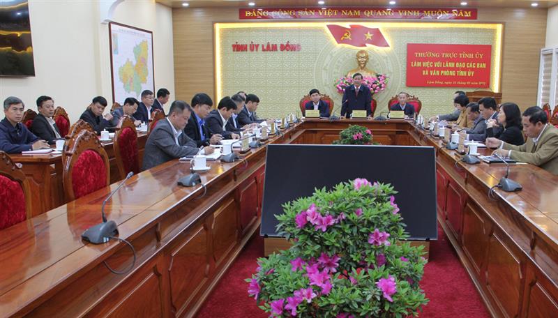 Quang cảnh buổi làm việc