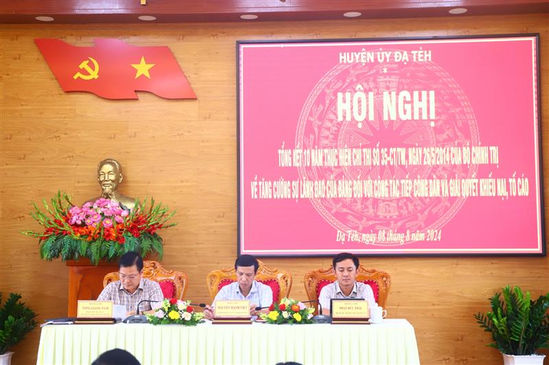Các đồng chí chủ trì hội nghị.
