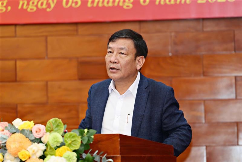Đồng chí Bùi Thắng - Phó Bí thư Tỉnh uỷ Lâm Đồng báo cáo về công tác chuẩn bị, xây dựng dự thảo các văn kiện trình Đại hội đại biểu Đảng bộ tỉnh Lâm Đồng, nhiệm kỳ 2025-2030