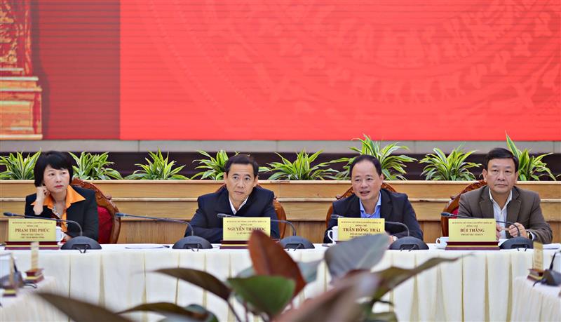 Các đồng chí Thường trực Tỉnh ủy Lâm Đồng chủ trì Hội nghị Tổng kết thực hiện Nghị quyết số 18-NQ/TW và triển khai Phương án sắp xếp, tinh gon bộ máy của hệ thống chính trị trên địa bàn tỉnh Lâm Đồng vào tháng 12/2024. Ảnh: Chính Thành