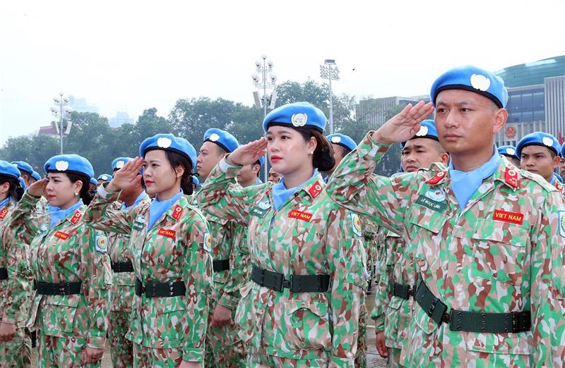 Cán bộ, sĩ quan Bệnh viện dã chiến cấp 2 số 6 và Đội Công binh số 3 tại Lễ phát động thi đua trước Lăng Chủ tịch Hồ Chí Minh trước khi lên đường thực hiện nhiệm vụ tại Phái bộ gìn giữ hòa bình Liên hợp quốc ở Nam Sudan và khu vực Abyei